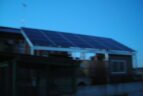 カーポートの上に太陽光発電。