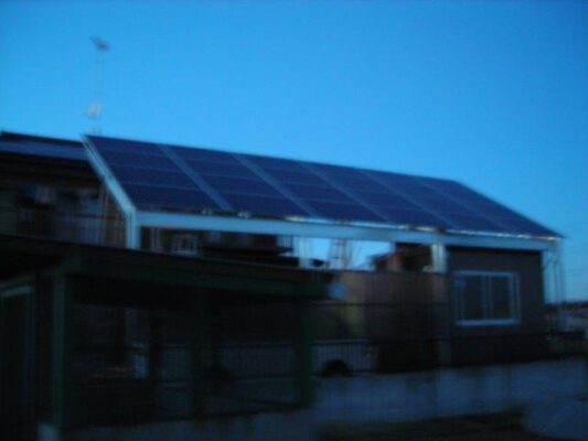 カーポートの上に太陽光発電。