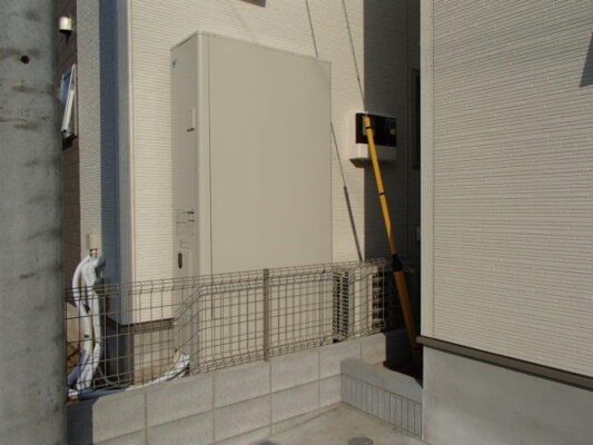 ダイキンの薄型エコキュートなら空いてるスペースにジャストフィットします！薄くても経済効果は変わりません。