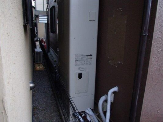 ダイキンエコキュートのフルオートタイプ薄型です。狭い場所にも設置可能です。